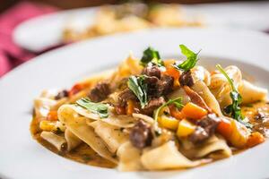 idéal Pâtes pappardelle avec du boeuf ragoût sur blanc plaque. photo