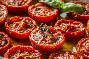 rôti tomates avec olive pétrole thym Origan et basilic dans la poêle photo