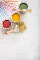 peindre canettes Couleur palette, canettes ouvert avec brosses sur blanc planche photo