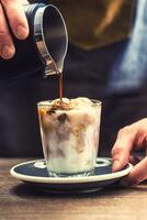 fermer une barista fabrication fres la glace café sur comptoir photo