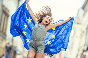 mignonne content Jeune fille avec le drapeau de le européen syndicat photo