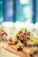 mariage table paramètre. magnifique table ensemble avec fleurs et verre tasses pour certains de fête événement, fête ou mariage accueil photo