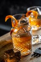 vieux façonné Rhum cocktail sur la glace avec Orange zeste garnir photo