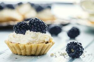 mini tartelettes avec mûres fouetté crème et café. photo