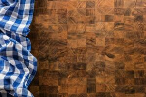 Haut de vue bleu à carreaux nappe de table sur en bois planche. photo