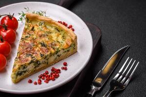 délicieux Frais Quiche avec brocoli, fromage, épices et herbes Couper dans pièces photo