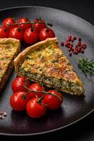 délicieux Frais Quiche avec brocoli, fromage, épices et herbes Couper dans pièces photo