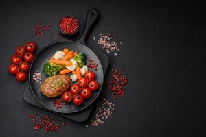 délicieux Frais frit haché poisson côtelettes avec épices et herbes photo