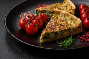 délicieux Frais Quiche avec brocoli, fromage, épices et herbes Couper dans pièces photo