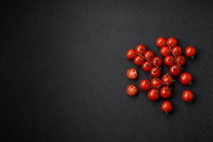 délicieux Frais Cerise tomates sur le branches comme un ingrédient pour cuisine une végétarien plat photo