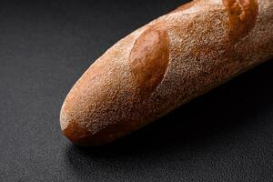 français baguette pain sur une foncé texturé béton Contexte photo