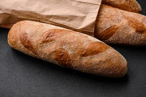 français baguette pain sur une foncé texturé béton Contexte photo