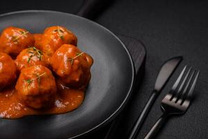 délicieux Frais Boulettes de viande dans tomate sauce avec sel, épices et herbes photo