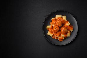 délicieux Frais Boulettes de viande et Pâtes dans tomate sauce avec sel, épices et herbes photo