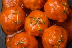 délicieux Frais Boulettes de viande dans tomate sauce avec sel, épices et herbes photo