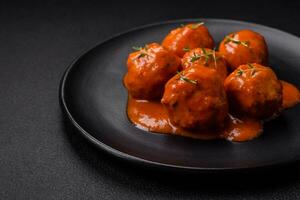 délicieux Frais Boulettes de viande dans tomate sauce avec sel, épices et herbes photo