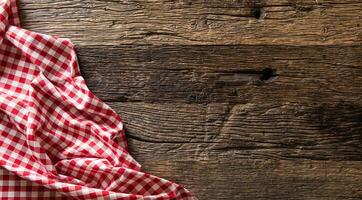 rouge à carreaux cuisine nappe de table sur rustique en bois table photo