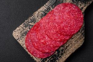 délicieux fumé salami saucisse avec sel, épices et herbes photo