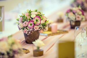 mariage table paramètre. magnifique table ensemble avec fleurs et verre tasses pour certains de fête événement, fête ou mariage accueil photo