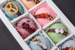 délicieux sucré coloré mochi desserts ou la glace crème avec riz pâte et garnitures photo