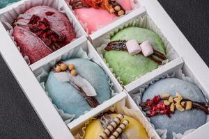 délicieux sucré coloré mochi desserts ou la glace crème avec riz pâte et garnitures photo