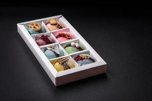 délicieux sucré coloré mochi desserts ou la glace crème avec riz pâte et garnitures photo