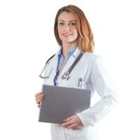 portrait de une magnifique femme médecin avec tablette isolé sur blanc photo