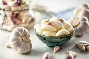 mûr et aromatique fait maison Ail servi dans le bleu rustique bol photo