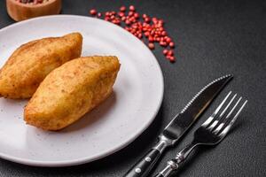 délicieux cuit Patate escalope farci avec poulet et légumes, épices et sel photo