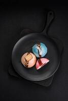 délicieux sucré coloré mochi desserts ou la glace crème avec riz pâte et garnitures photo