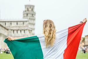 Jeune adolescent fille voyageur avec italien drapeau avant le historique la tour dans ville pise - Italie photo