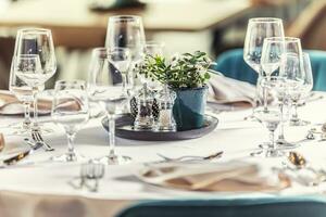 luxe table avec lunettes, serviettes et coutellerie dans restaurant ou Hôtel photo