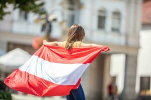 attrayant content Jeune fille avec le L'Autriche drapeau photo