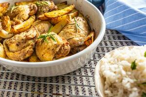 poulet jambes rôti avec américain patates dans cuisson plat photo