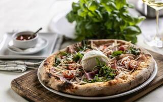 fraîchement cuit Pizza avec jambon, Ruccola et buffle mozzarella photo