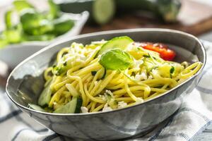 spaghetti Zucchini brut végétalien Pâtes avec feta fromage concombre et basilic photo