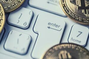 bitcoins. bitcoin symbole sur ordinateur portable, monnaie, crypto devise signe photo