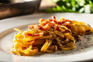 plaqué italien spaghetti carbonara avec jambon sur Haut photo
