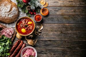 Haut de vue à chou soupe - kapustnica et Ingrédients pour ses préparation. Choucroute, saucisse, fumé cou et genou, patates, oignons, séché champignons, coriandre et sol rouge poivre photo