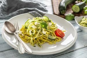 spaghetti Zucchini brut végétalien Pâtes avec feta fromage concombre et basilic photo