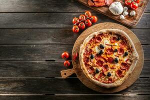 Pizza diavola traditionnel italien repas avec épicé salami peperoni le Chili et Olives photo