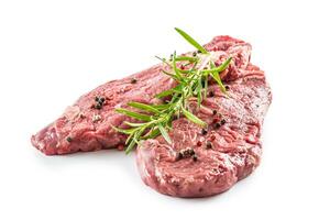 du boeuf viande faux-filet steak esprit Romarin sel et poivre isolé sur blanc photo