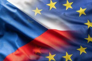 drapeaux de tchèque république et UE soufflant dans le vent photo