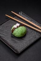 délicieux sucré coloré mochi desserts ou la glace crème avec riz pâte et garnitures photo