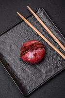 délicieux sucré coloré mochi desserts ou la glace crème avec riz pâte et garnitures photo