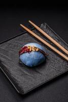 délicieux sucré coloré mochi desserts ou la glace crème avec riz pâte et garnitures photo