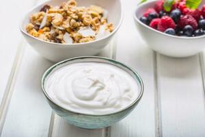 muesli Yaourt et baies. en bonne santé petit déjeuner avec yaourt granola et Frais fruit photo