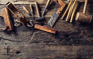 Haut de vue ancien Charpentier outils dans une charpenterie atelier photo