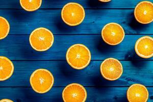 orange. Haut de vue Couper Frais des oranges sur une bleu table photo