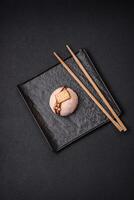 délicieux sucré coloré mochi desserts ou la glace crème avec riz pâte et garnitures photo